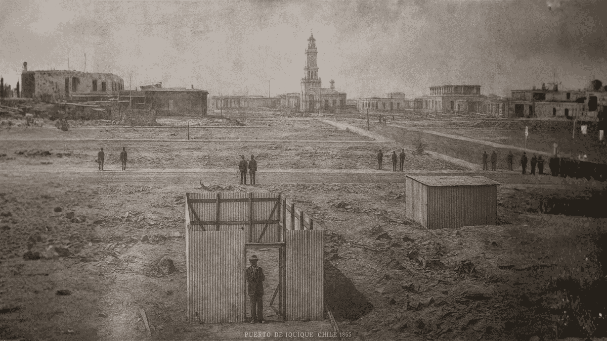 Bomberos y vecinos después del incendio de Iquique