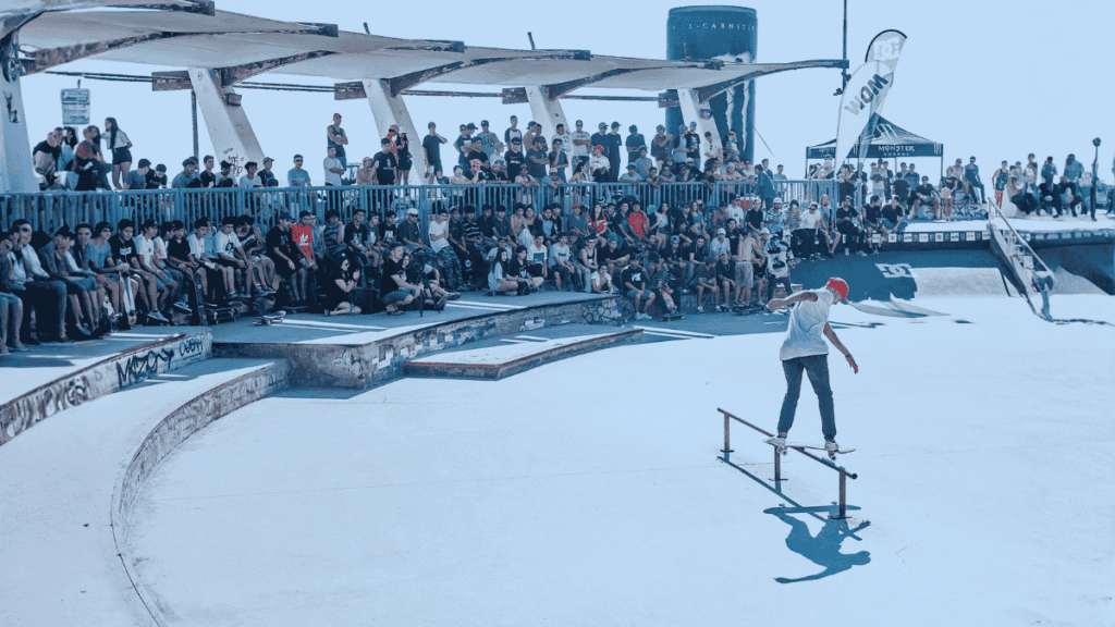 Skatepark Playa Brava Iquique: el punto donde deporte, arte y comunidad se unen frente al mar. Conoce su historia, cultura y energía local.